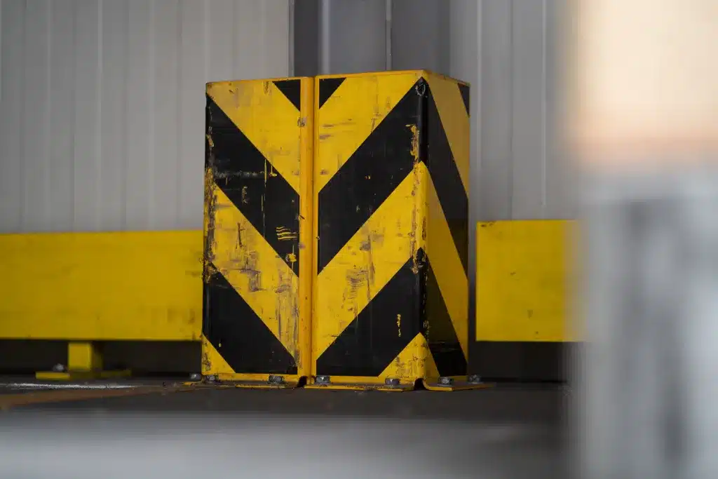 Gelb-Schwarze Stahlpoller, die auf dem Boden montiert sind. Wie man Sie von z.B. LKW Einfahrten kennt.