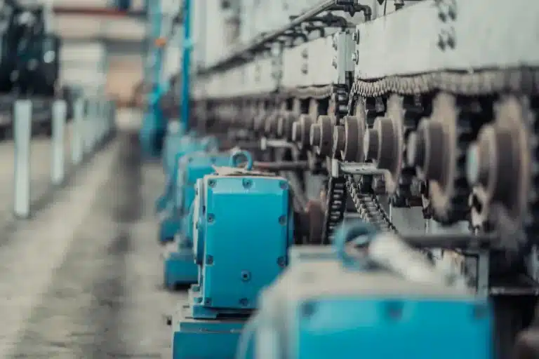 Eine große Industriemaschine mit vielen Rollen, Ketten und Zahnrädern