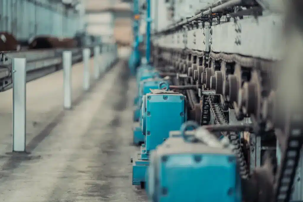 Industrieservice 10 Eine große Industriemaschine mit vielen Rollen, Ketten und Zahnrädern