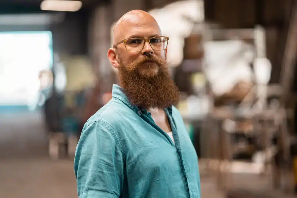 Porträtaufnahme eines Mannes in einem Industriebetrieb