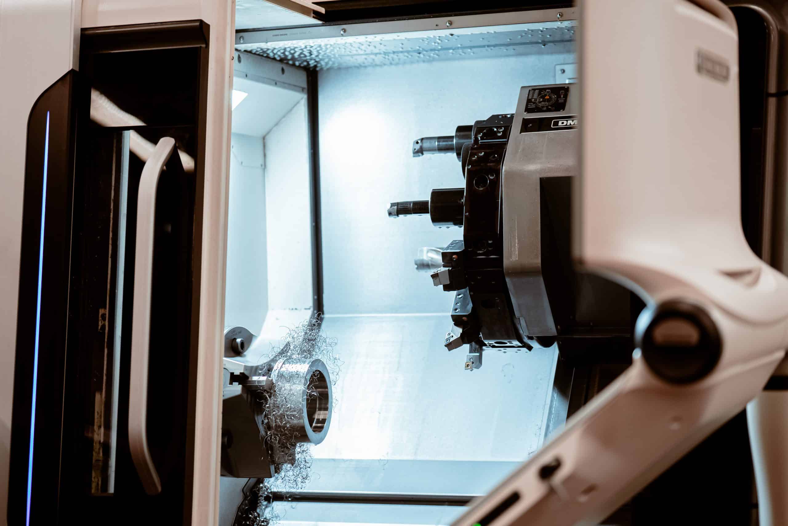 Eine CNC Drehmaschine in einem Industriebetrieb der Stahlverarbeitung.