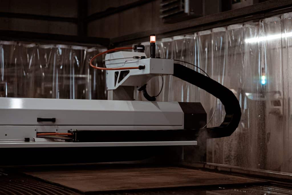 Wasserstrahlschneiden 5 Eine Maschine zum Wasserstrahlschneiden von z.B. Stahl, Edelstahl oder ähnlichen Materialien