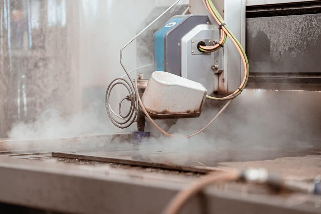 Wasserstrahlschneiden 4 Eine Maschine zum Wasserstrahlschneiden von z.B. Stahl, Edelstahl oder ähnlichen Materialien