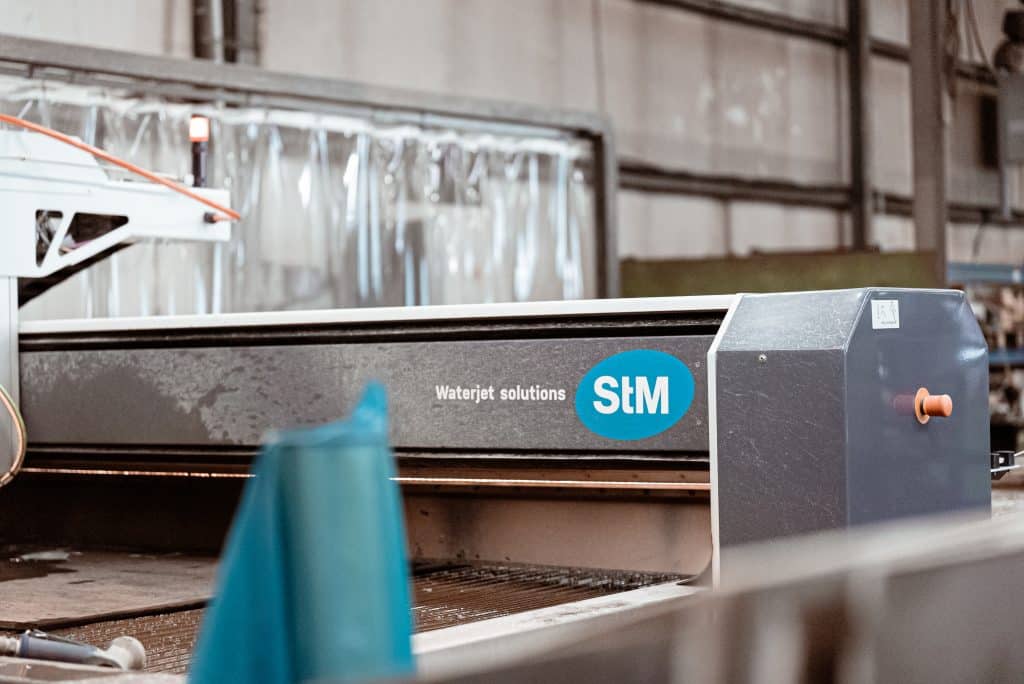 Wasserstrahlschneiden 3 Eine Maschine zum Wasserstrahlschneiden von z.B. Stahl, Edelstahl oder ähnlichen Materialien