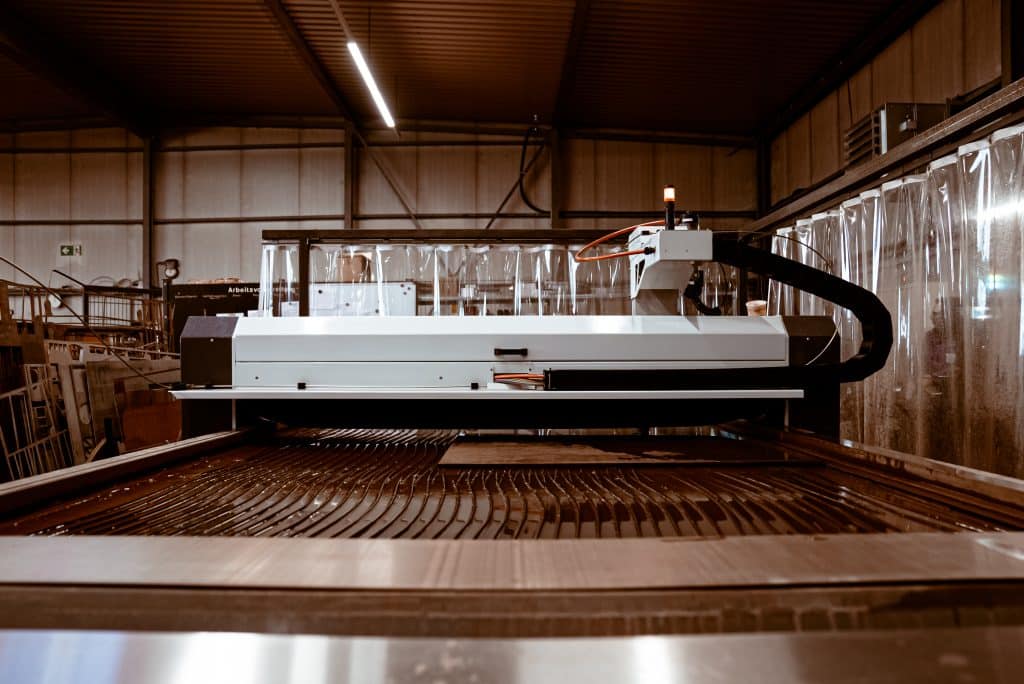 Wasserstrahlschneiden 1 Eine Maschine zum Wasserstrahlschneiden von z.B. Stahl, Edelstahl oder ähnlichen Materialien