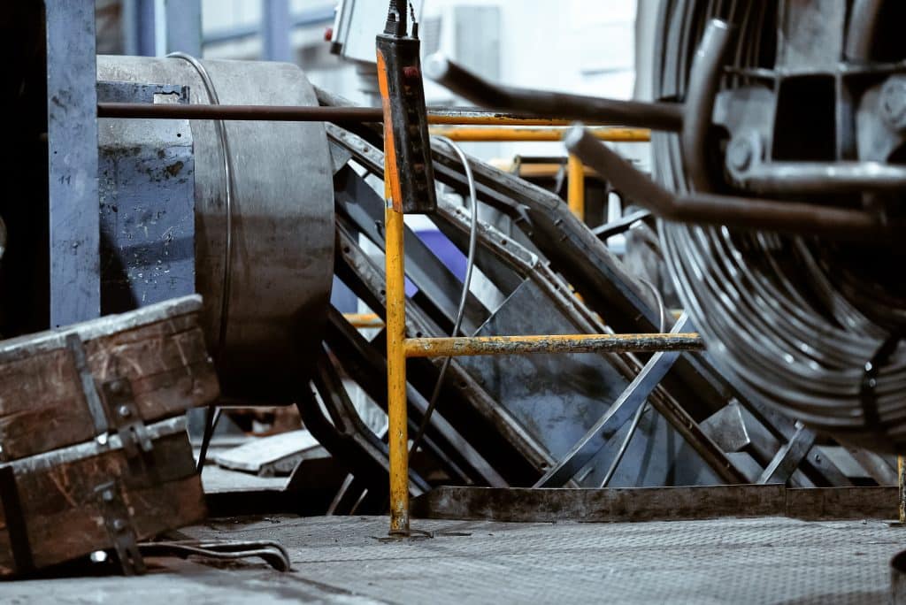 Industrieservice 3 Drähte werden auf ein Glührost gedreht, diesen Draht nennt man nach dem Prozess "Drahtcoil"