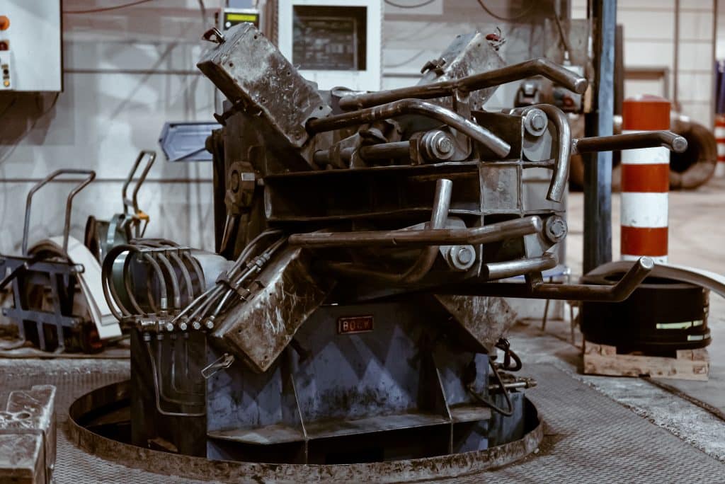 Industrieservice 4 Ein Bindebock der stahlverarbeitenden Industrie, er wird aus Stahlstäben geformt