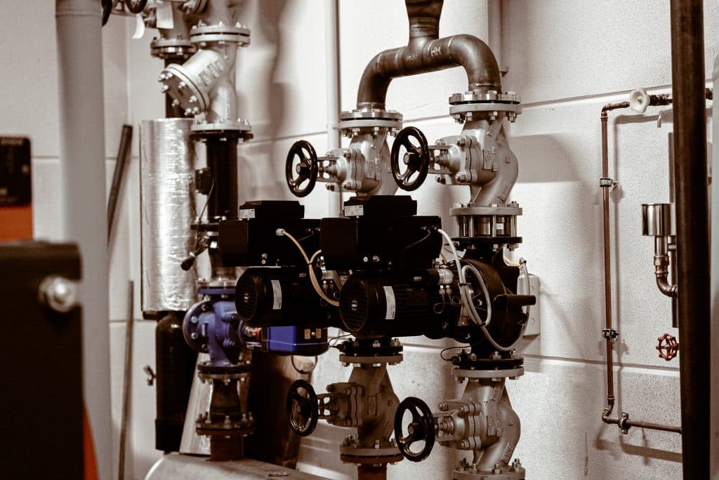 Industrieservice 5 Eine Rohranlage mit Zählern, Stellwerken, Stellschrauben und mehr. Diese Konstruktion ist das Ergebnis von gutem Rohrleitungsbau