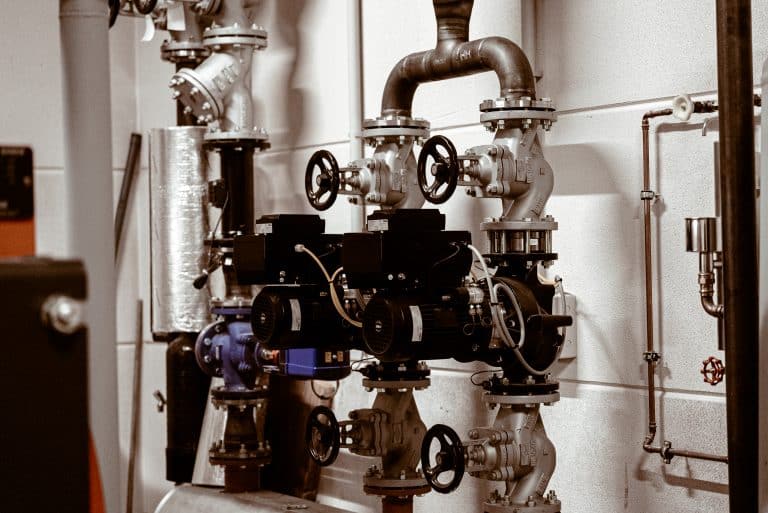 Eine Rohranlage mit Zählern, Stellwerken, Stellschrauben und mehr. Diese Konstruktion ist das Ergebnis von gutem Rohrleitungsbau