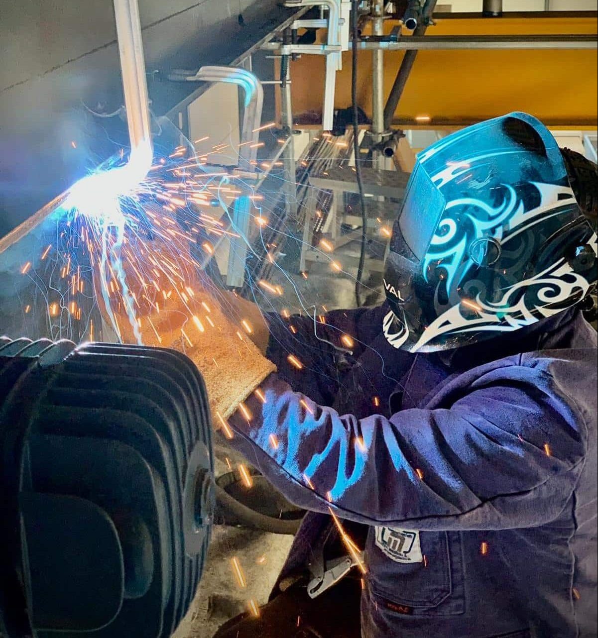 Schweißung eines Kranbahnträgers in einem Industriebetrieb