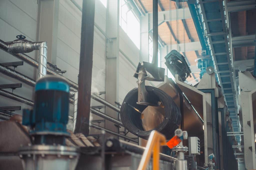 Eine Kranbahn in einer Tunnelbeizanlage zum Be- und Entladen der Beizstraße und zum Lastheben der Drahtcoils