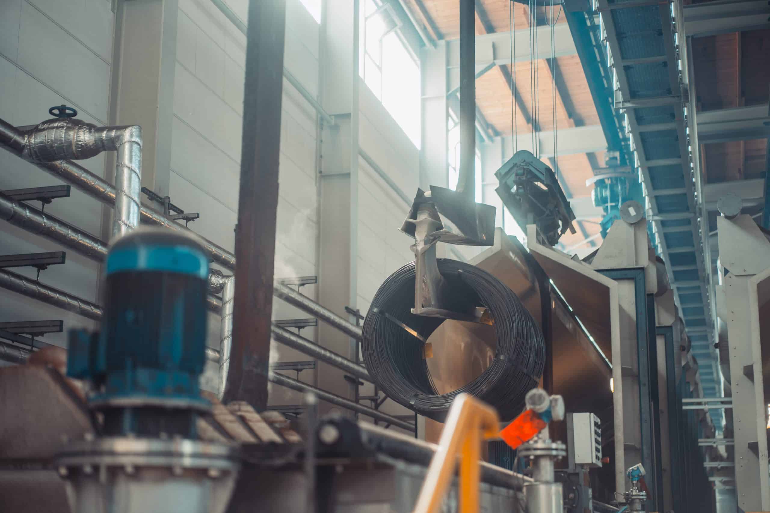 Stahlbau 5 Eine Kranbahn in einer Tunnelbeizanlage zum Be- und Entladen der Beizstraße und zum Lastheben der Drahtcoils