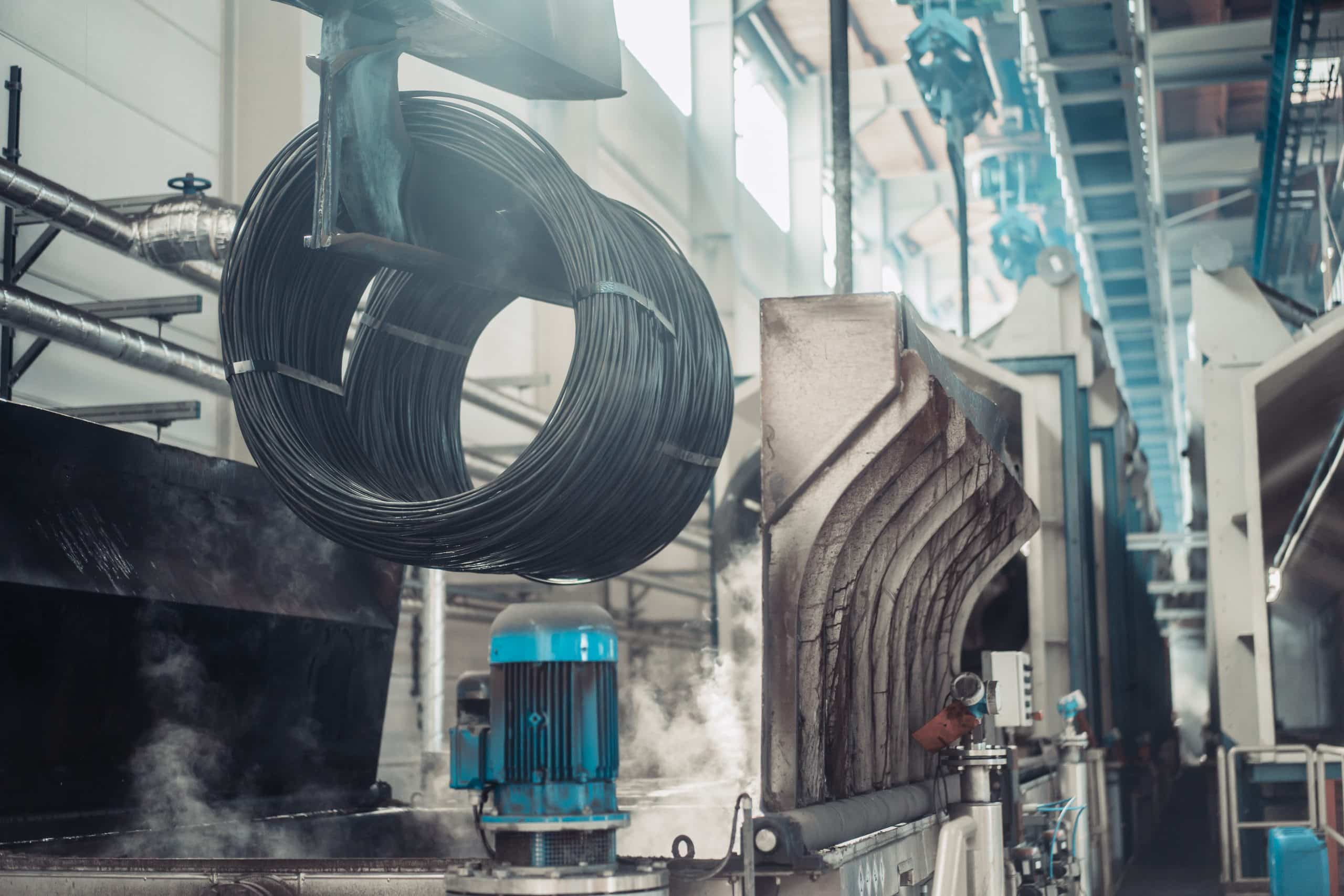 Eine Kranbahn in einer Tunnelbeizanlage zum Be- und Entladen der Beizstraße und zum Lastheben der Drahtcoils