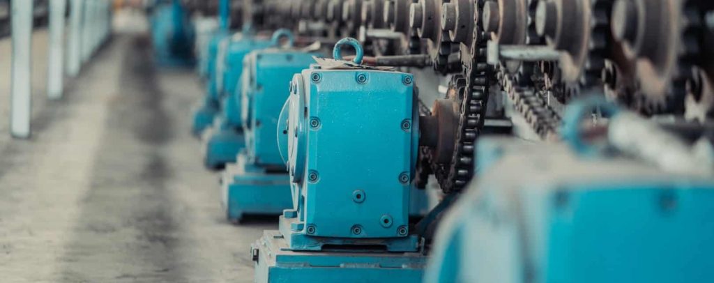 Eine große Industriemaschine mit vielen Rollen, Ketten und Zahnrädern