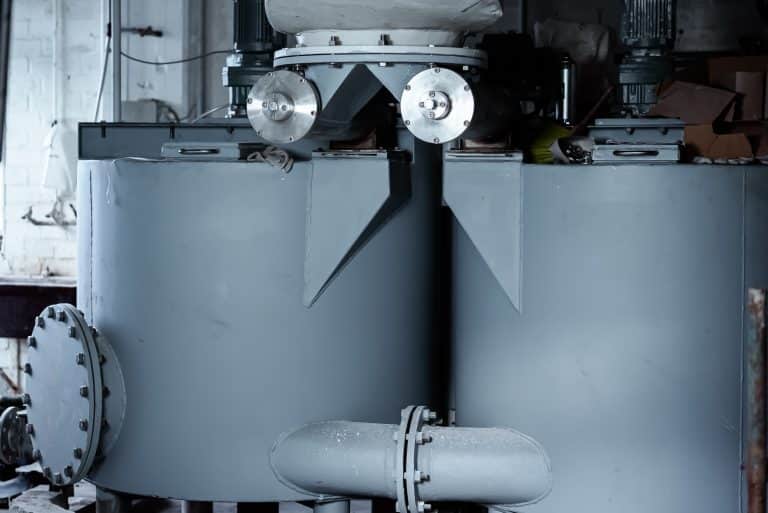 Zwei große Kessel in der Industrie, es gibt mehrere Rohranschlüsse