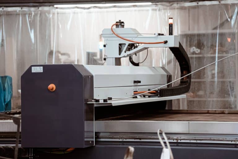 Eine Maschine zum Wasserstrahlschneiden von z.B. Stahl, Edelstahl oder ähnlichen Materialien