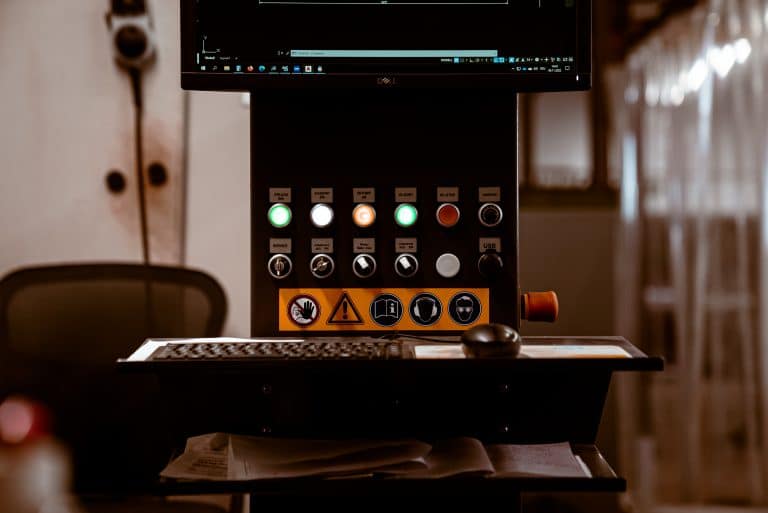 Eine Kontroll-/Steuer-Einheit einer großen Industriemaschine